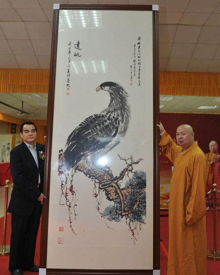 印顺大和尚及黄日明居士为大众展示刘海粟先生的精彩画作远眺
