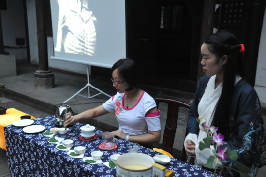 文殊院禅茶社学员为同学展示禅茶茶艺