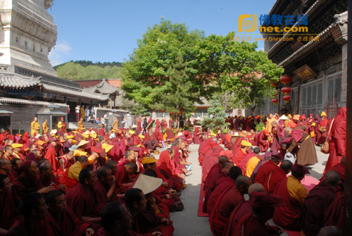塔院寺内藏传佛教僧众参加祈福法会