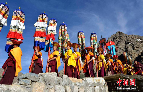 僧人仪仗队引领巨幅堆绣唐卡