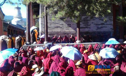 藏传佛教僧众参加供僧法会